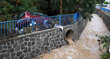 İzmir haber: Foça'da sağanak hayatı olumsuz etkiledi