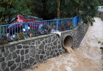 İzmir haber: Foça'da sağanak hayatı olumsuz etkiledi