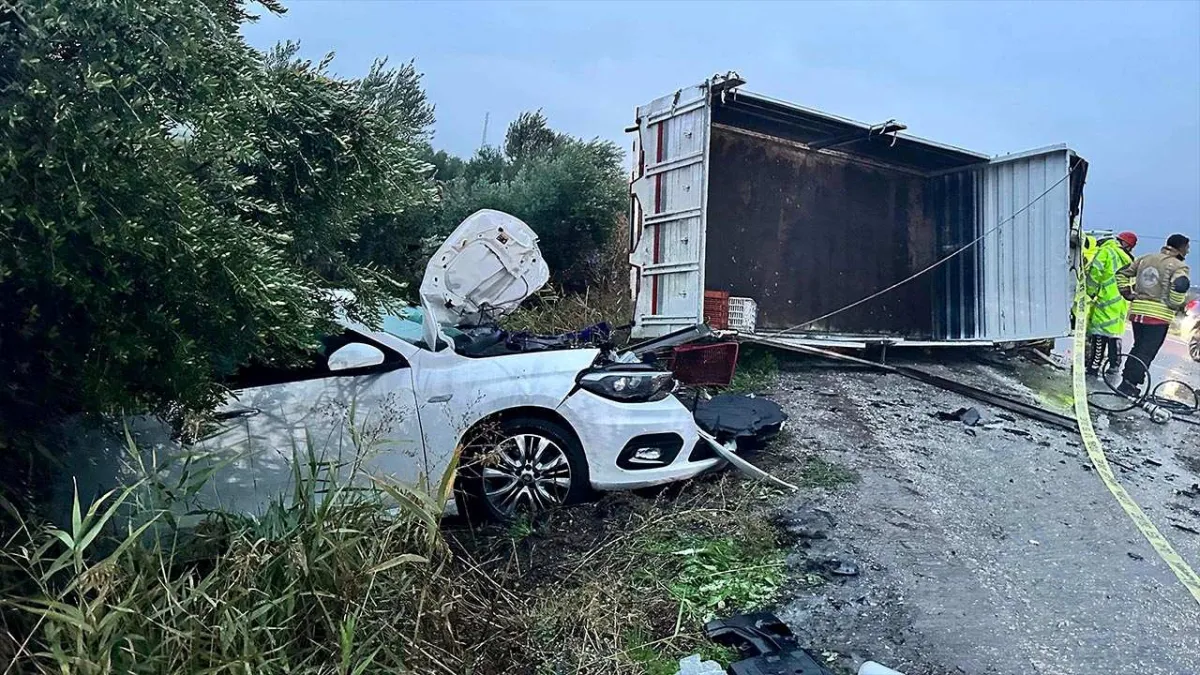 Manisa'da kaza: Devrilen kamyonet metrelerce sürüklendi haberinin görseli