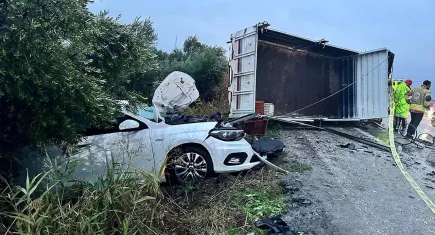 Manisa'da kaza: Devrilen kamyonet metrelerce sürüklendi