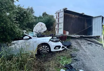 Manisa'da kaza: Devrilen kamyonet metrelerce sürüklendi