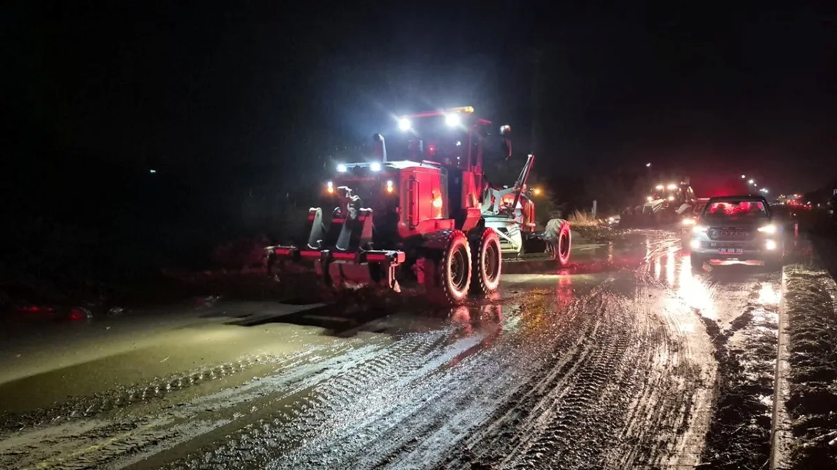 Aydın’da sağanak hayatı felç etti: Yol ulaşıma kapandı haberinin görseli