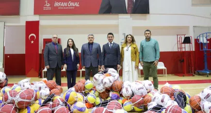 Bayraklı'da okullara spor malzemesi desteği