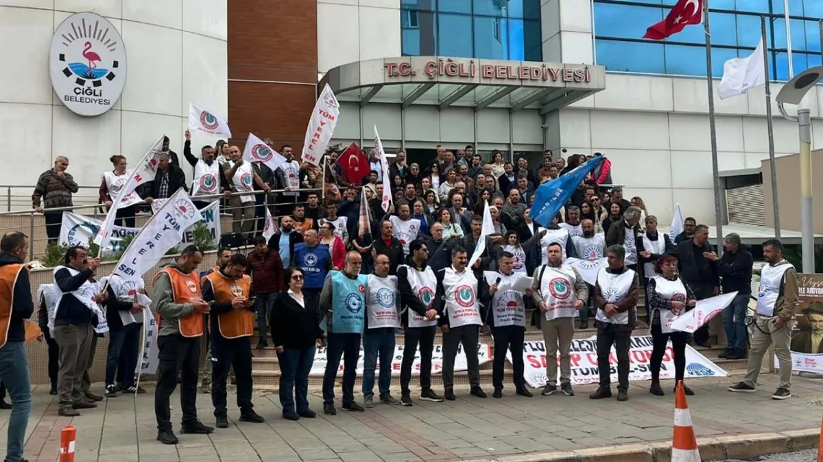 Çiğli’de memurlar iş bıraktı haberinin görseli