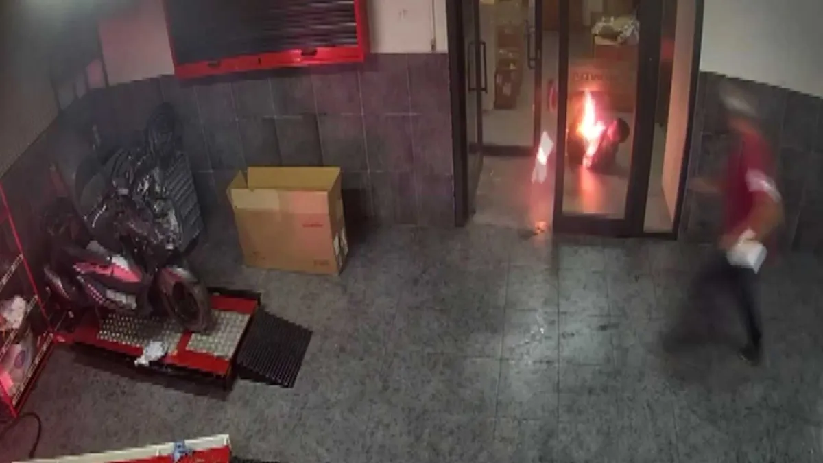 Çıraklık eğitimi gören genç serviste ateşe verildi haberinin görseli