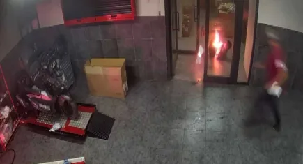 Çıraklık eğitimi gören genç serviste ateşe verildi