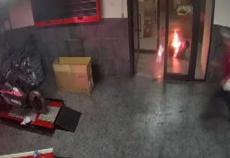 Çıraklık eğitimi gören genç serviste ateşe verildi