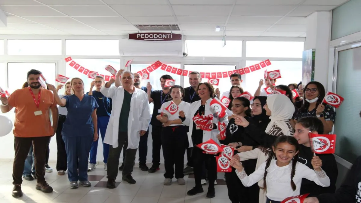 EÜ Diş Hekimliği Fakültesi, miniklerle cumhuriyet coşkusunu paylaştı haberinin görseli