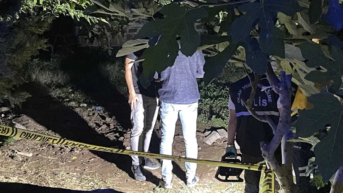 Fidan dikmek isteyen çocuklar dehşetle karşılaştı: Topraktan bebek cesedi çıktı haberinin görseli