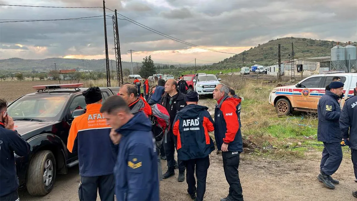 Foça’yı vuran selin ardından arama ve temizlik çalışmaları sürüyor haberinin görseli