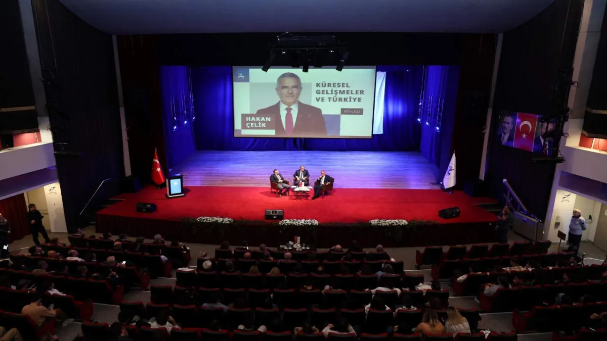 Gazeteci Hakan Çelik, DEÜ’de küresel gelişmeleri ve Türkiye’nin rolünü değerlendirdi haberinin görseli
