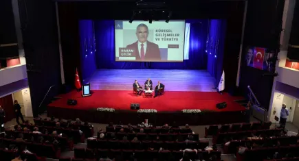 Gazeteci Hakan Çelik, DEÜ’de küresel gelişmeleri ve Türkiye’nin rolünü değerlendirdi