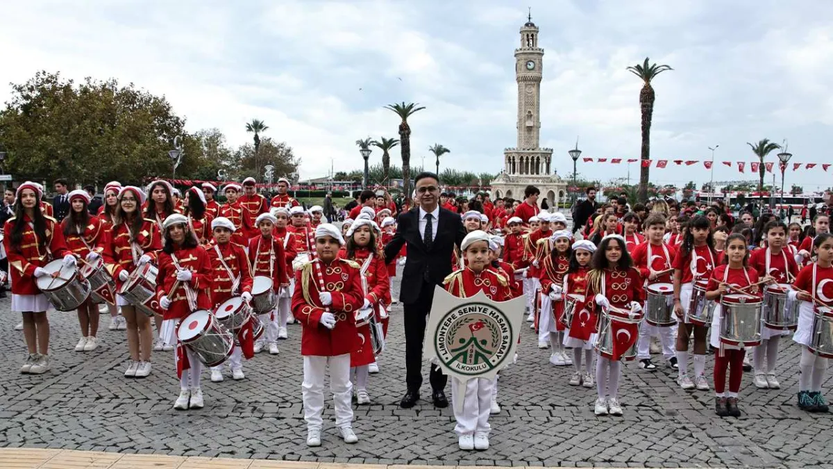 İzmir’de 29 Ekim coşkusu: Öğrenciler bando takımlarıyla cumhuriyeti kutladı haberinin görseli