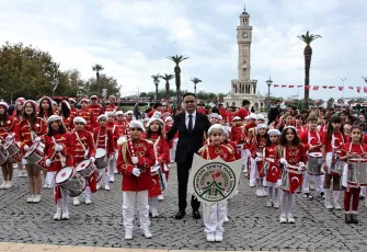 İzmir’de 29 Ekim coşkusu: Öğrenciler bando takımlarıyla cumhuriyeti kutladı