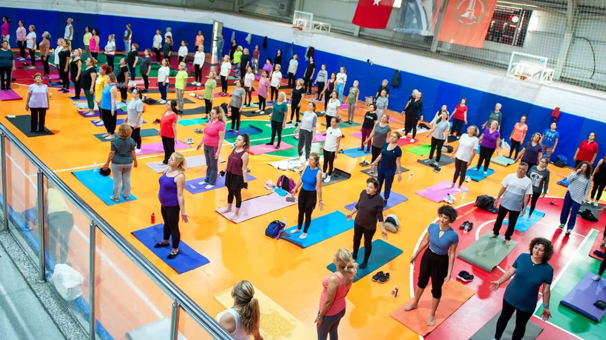 Karşıyaka’da sabah sporu salonlara taşındı haberinin görseli