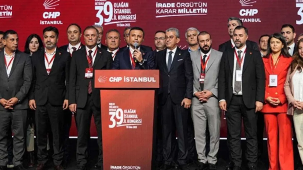 Kayyumun ardından iki defa CHP İstanbul İl Başkanı seçilen Özgür Çelik mazbatasını aldı haberinin görseli