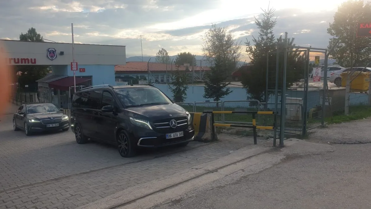 Özgür Özel, Düzce’de tutuklu İBB Medya Başkanı Pınar Türker’i ziyaret etti haberinin görseli