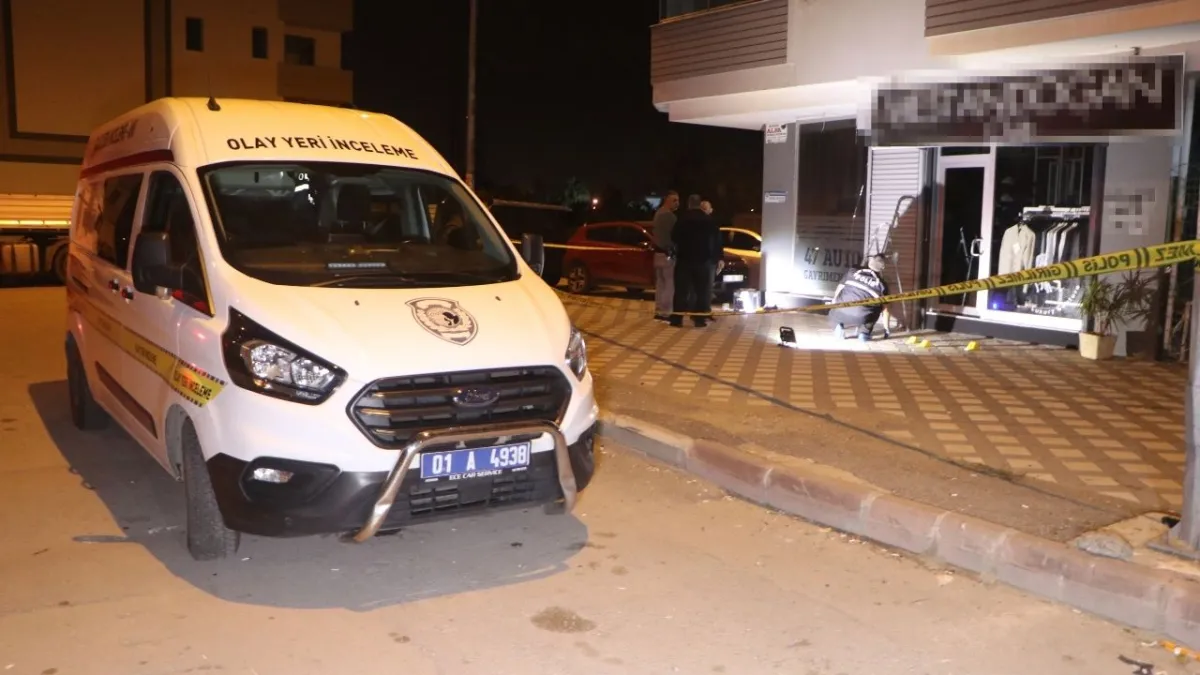 Adana'da giyim mağazasına saldırı! Gece yarısı patlama: Facia kıl payı önlenmiş! haberinin görseli