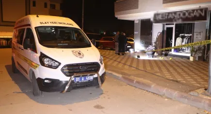 Adana'da giyim mağazasına saldırı! Gece yarısı patlama: Facia kıl payı önlenmiş!