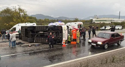 Bartın'da kaza: Tekstil işçilerini taşıyan servis midibüsü devrildi! Ölü ve çok sayıda yaralı var
