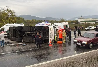 Bartın'da kaza: Tekstil işçilerini taşıyan servis midibüsü devrildi! Ölü ve çok sayıda yaralı var