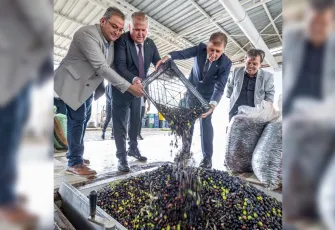 Başkan Tugay, Bademler Kooperatifi’nde zeytinyağı sezonunu açtı