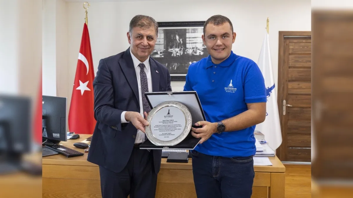 Başkan Tugay’dan otizmli şampiyon Tuna Tunca’ya tebrik plaketi haberinin görseli