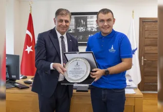 Başkan Tugay’dan otizmli şampiyon Tuna Tunca’ya tebrik plaketi