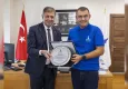 Başkan Tugay’dan otizmli şampiyon Tuna Tunca’ya tebrik plaketi