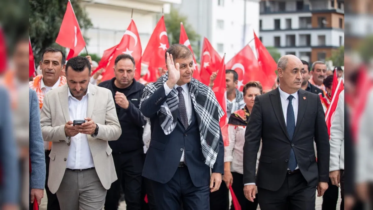 Başkan Tugay Menemen’de Cumhuriyet coşkusuna ortak oldu haberinin görseli