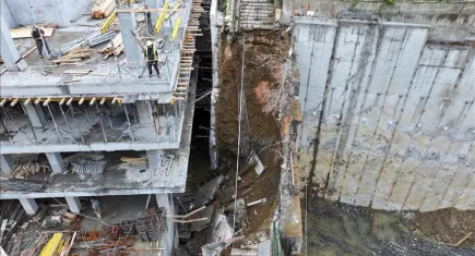 Beşiktaş'ta şok eden olay: Sağanak yağış sonrası inşaatın istinat duvarı çöktü!