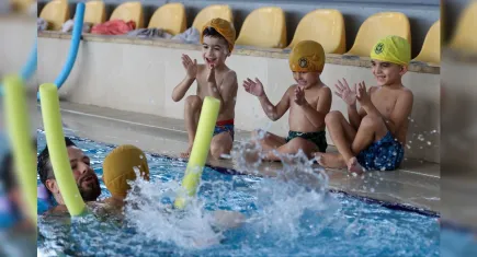 Buca Belediyesi’nden miniklere ücretsiz yüzme eğitimi