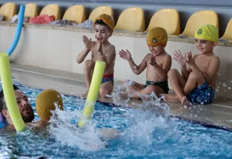 Buca Belediyesi’nden miniklere ücretsiz yüzme eğitimi