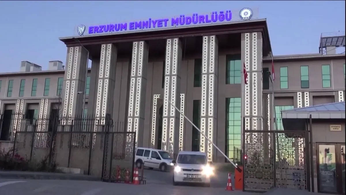 Emniyet Müdürlüğü duvarına tırmandı! Erzurum’da polisi alarma geçiren şüpheli yakalandı haberinin görseli