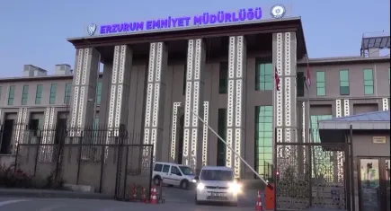 Emniyet Müdürlüğü duvarına tırmandı! Erzurum’da polisi alarma geçiren şüpheli yakalandı