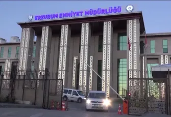 Emniyet Müdürlüğü duvarına tırmandı! Erzurum’da polisi alarma geçiren şüpheli yakalandı