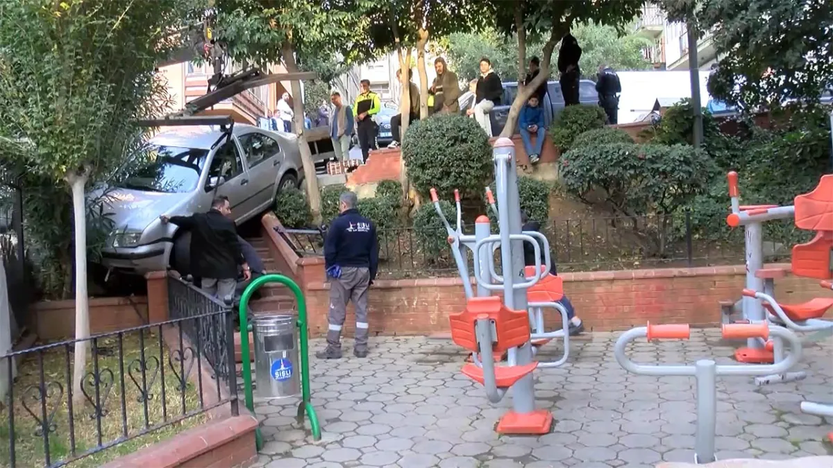 İstanbul’da kaza: Araç çocuk parkına girdi, faciadan dönüldü haberinin görseli