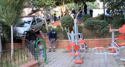 İstanbul’da kaza: Araç çocuk parkına girdi, faciadan dönüldü