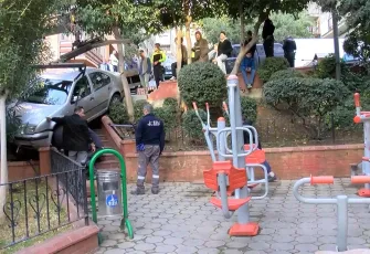 İstanbul’da kaza: Araç çocuk parkına girdi, faciadan dönüldü