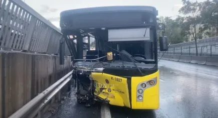 Kadıköy'de kaza! İETT şoförü alkollü çıktı, otobüs bariyerlere çarptı: 2 yaralı