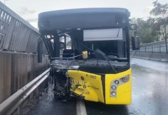 Kadıköy'de kaza! İETT şoförü alkollü çıktı, otobüs bariyerlere çarptı: 2 yaralı