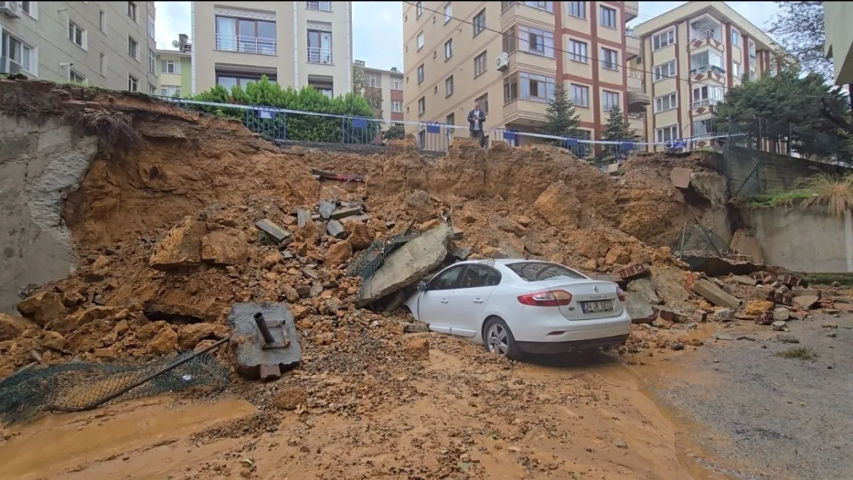 Maltepe'de korku anları: Kaldırım ve istinat duvarı 3 otomobilin üzerine çöktü! haberinin görseli