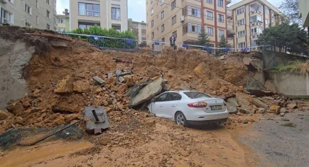 Maltepe'de korku anları: Kaldırım ve istinat duvarı 3 otomobilin üzerine çöktü!