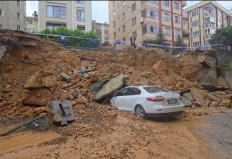 Maltepe'de korku anları: Kaldırım ve istinat duvarı 3 otomobilin üzerine çöktü!