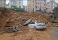 Maltepe'de korku anları: Kaldırım ve istinat duvarı 3 otomobilin üzerine çöktü!