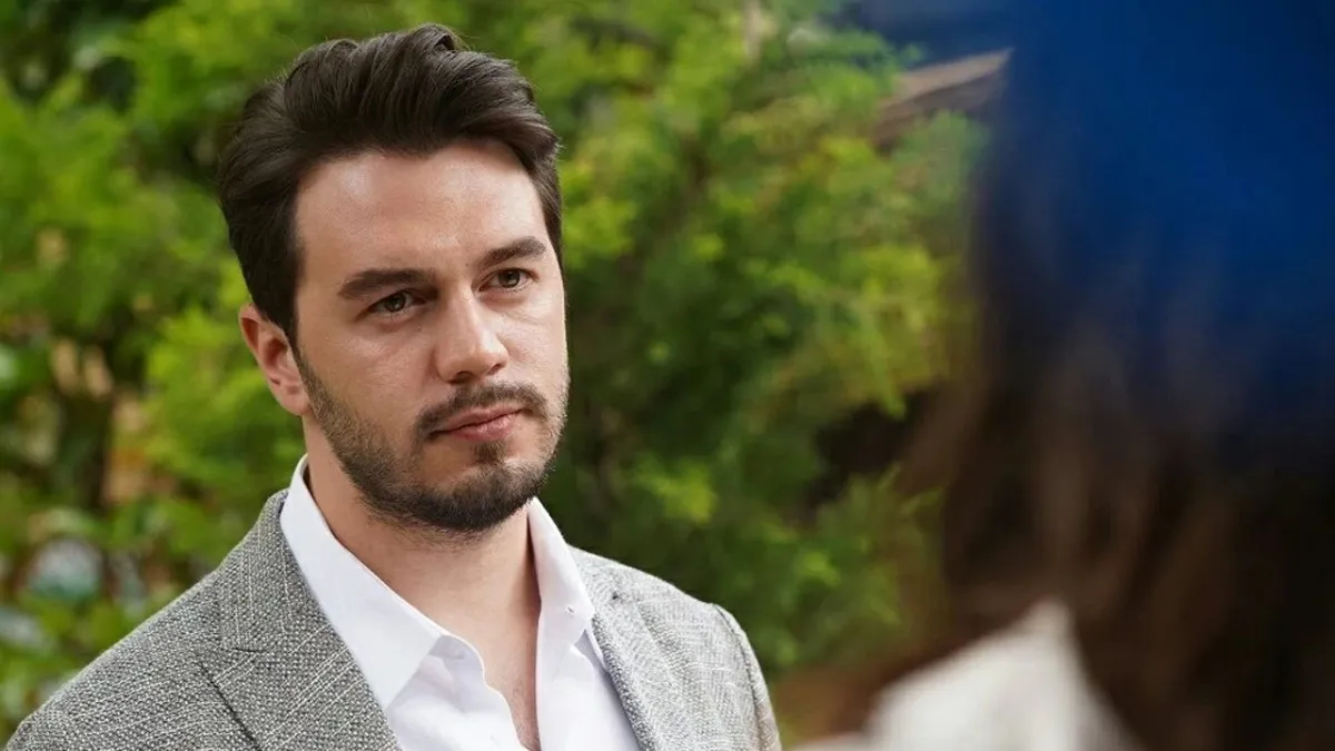 ‘Onbeşliler’ setinde kaza: İsmail Ege Şaşmaz ameliyat oldu haberinin görseli