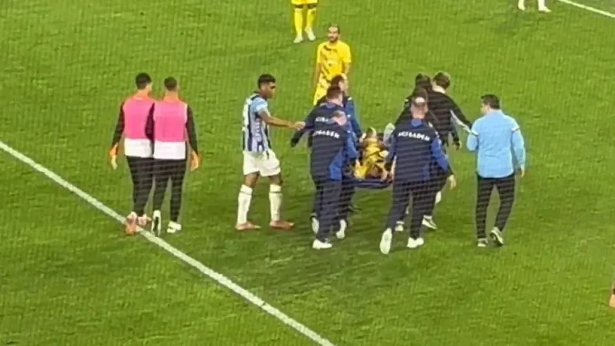 Trabzonspor -  Eyüpspor maçında korku dolu anlar: Bileği dönen oyuncu hastaneye kaldırıldı haberinin görseli