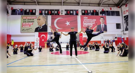 Bayraklılılar dans gecesinde buluştu