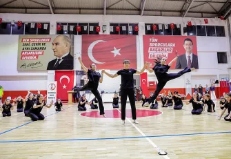 Bayraklılılar dans gecesinde buluştu