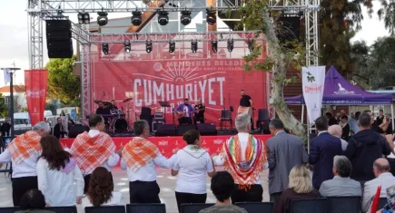 Cumhuriyet coşkusunda adres Menderes oldu